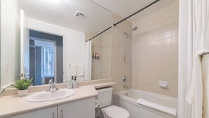 Un baño con lavamanos, inodoro y bañera.