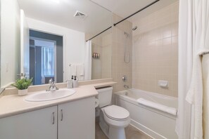 Une salle de bain avec un lavabo, des toilettes et une baignoire.