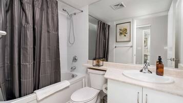 Un baño moderno con bañera, inodoro y lavamanos.