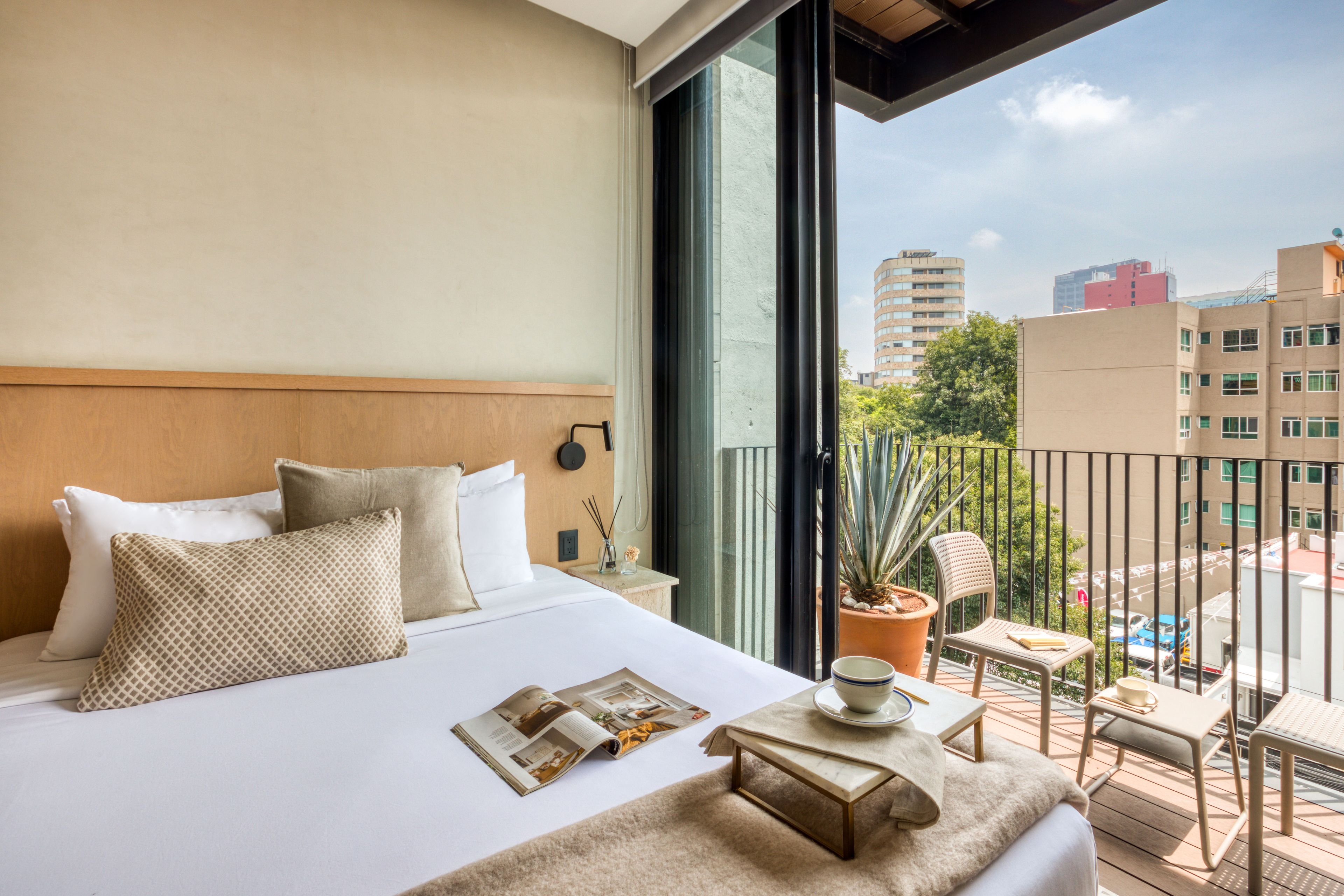 Apartamento superior, balcón, vistas a la ciudad | Caja fuerte, espacio para trabajar con un portátil, cortinas opacas