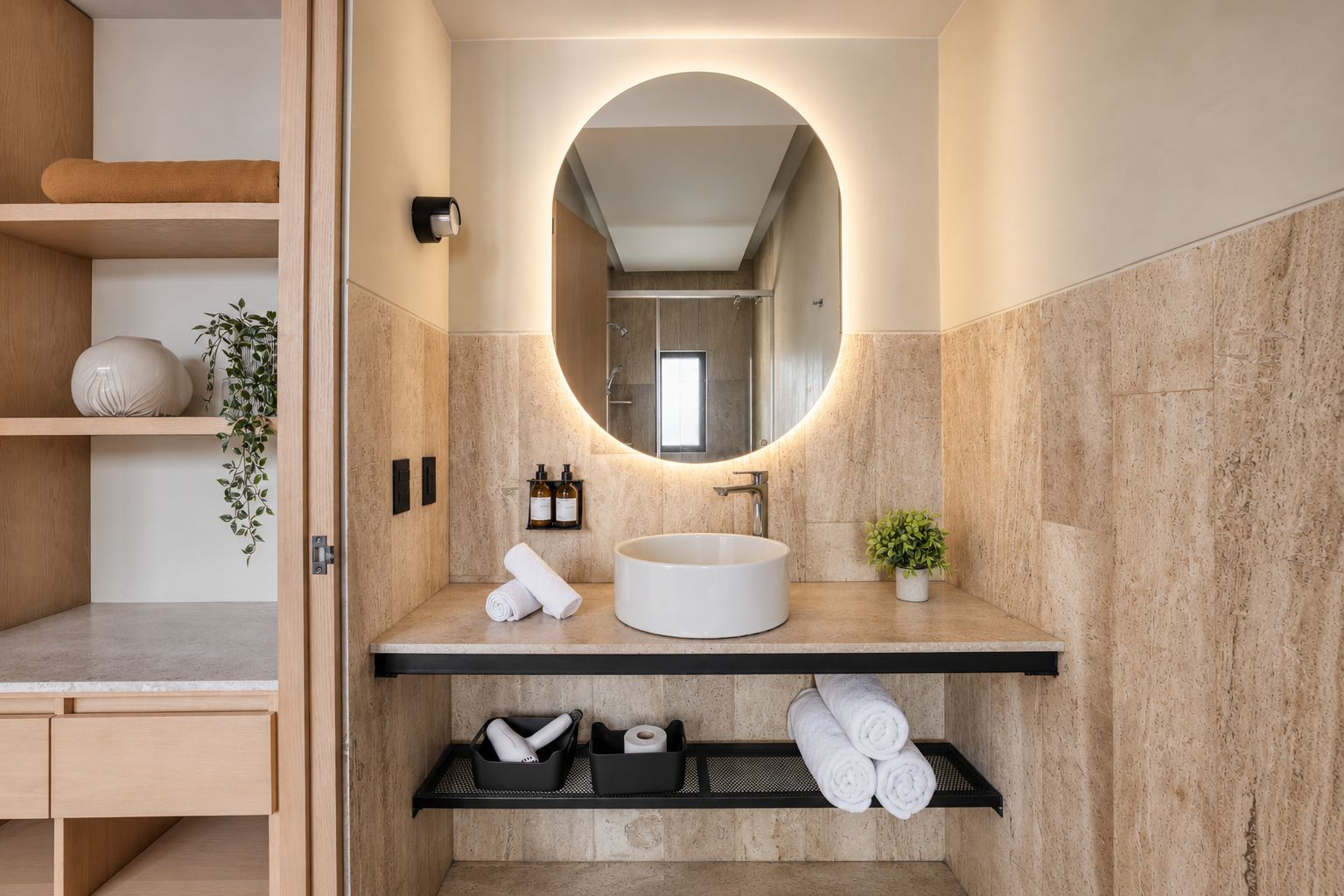 Apartamento superior, balcón, vistas a la ciudad | Baño | Ducha, cabezal de ducha tipo lluvia, secador de pelo y toallas