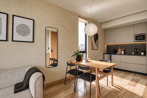 Une cuisine moderne avec un coin repas, une grande fenêtre et une vue sur la ville.