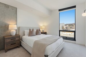 2 bedrooms, desk, iron/ironing board, travel cot - The Icon' Full Hollywood Sign View Rooftop Pool (Los Angeles)