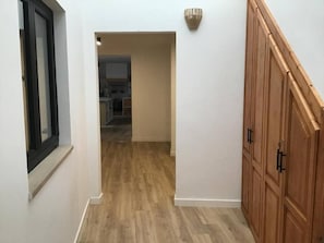A hallway with wooden flooring, a window, and a wooden wardrobe. - Casa Garnier - a renovated historic home in the city center (Santa Cruz de La Palma)