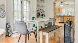 Una cocina amplia con armarios de madera, una mesa de comedor y sillas.