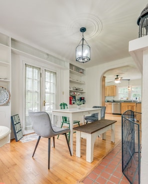 Une cuisine spacieuse avec des meubles en bois, une table à manger et des chaises.