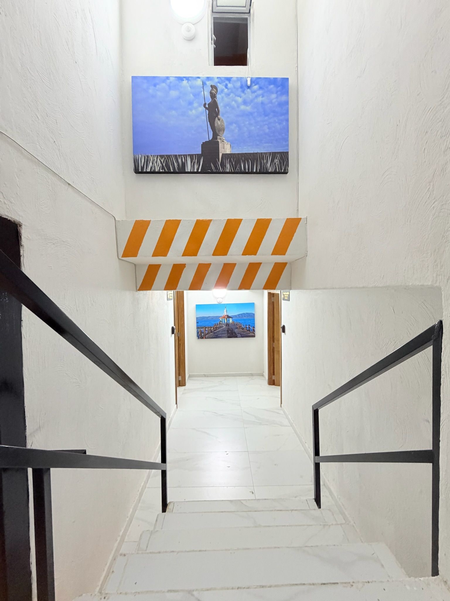 Una escalera que da a vistas de la costa.