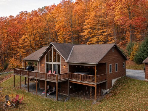 Hillside chalet that sleeps 9 with hot tub, fireplace and gorgeous views!  