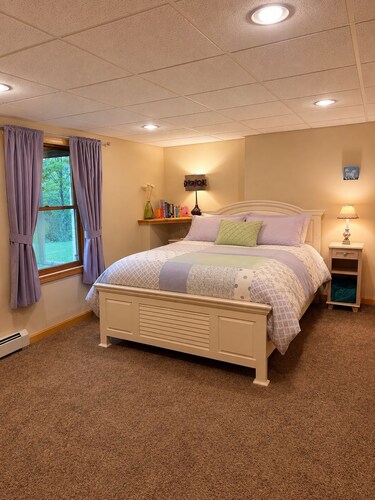 Hillside chalet that sleeps 9 with hot tub, fireplace and gorgeous views!  