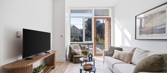 Stylish 2BR | Gym & Patio | Walk to DT & Google