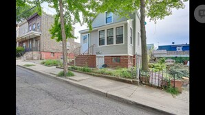 Exterior - 3-bedroom house in pleasant Jersey City with AC for relaxing stays (Jersey City)