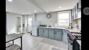Private kitchen - 3-bedroom house in pleasant Jersey City with AC for relaxing stays (Jersey City)