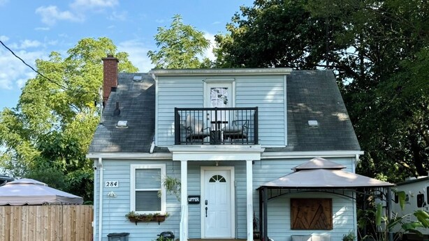 Exterior - Spacious 4BR Retreat w. Balcony & Gazebo (Brantford)