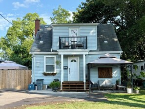 Una casa de dues plantes amb un porxo, un petit balcó i el número 284 a la porta.
