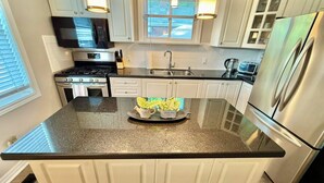 Private kitchen - Spacious 4BR Retreat w. Balcony & Gazebo (Brantford)
