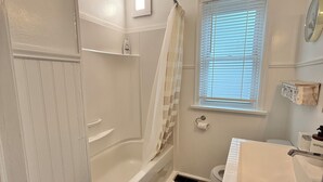 Bathroom - Spacious 4BR Retreat w. Balcony & Gazebo (Brantford)