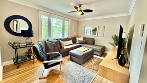 Living area - Spacious 4BR Retreat w. Balcony & Gazebo (Brantford)