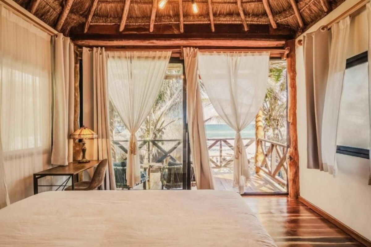 Quarto casal luxo, sacada, vista para a praia | Escrivaninha, espaço de trabalho para notebook, Wi-Fi de cortesia