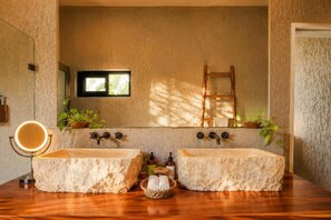 Quarto casal luxo, sacada, vista para a praia | Banheiro