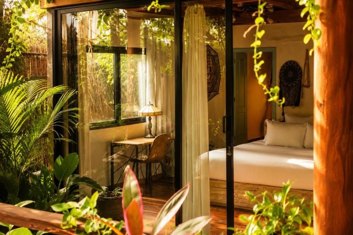 Quarto casal superluxo, sacada, vista parcial para o oceano | Escrivaninha, espaço de trabalho para notebook, Wi-Fi de cortesia