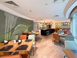 A restaurant with multiple dining tables, chairs, and a bar area. - Vrbo Property (São Paulo)