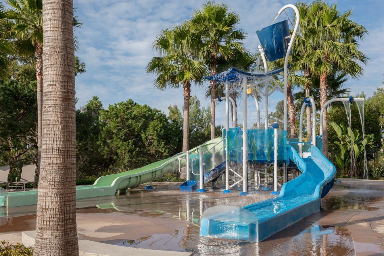 Een waterpark met glijbanen en een golfslagzwembad.