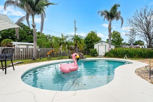 Tropical Melbourne 3BR Home w/ Pool • Screened Patio • Close to Beaches! ☀️