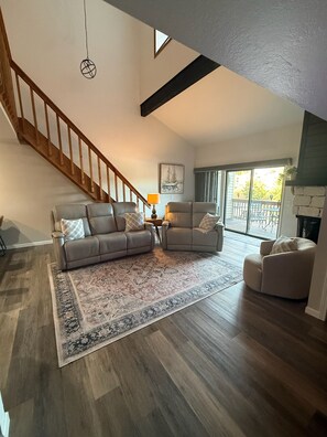 Interior - 3-bedroom condo in perfect Lake Ozark with cool AC and a Pool (Lake Ozark)