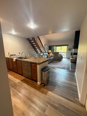 Interior - 3-bedroom condo in perfect Lake Ozark with cool AC and a Pool (Lake Ozark)
