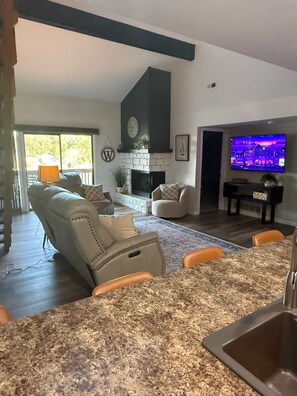 Living area - 3-bedroom condo in perfect Lake Ozark with cool AC and a Pool (Lake Ozark)