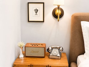 Basic Room | Egyptian cotton sheets, premium bedding, in-room safe, blackout drapes - The Keystone Hotel (Savannah)