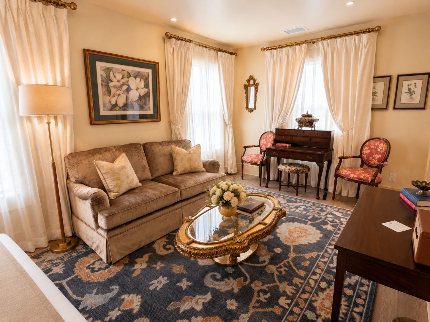 Una sala de estar con sofá, mesa de centro, piano y una silla.