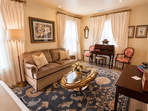 Classic Room | Egyptian cotton sheets, premium bedding, in-room safe, blackout drapes - The Keystone Hotel (Savannah)