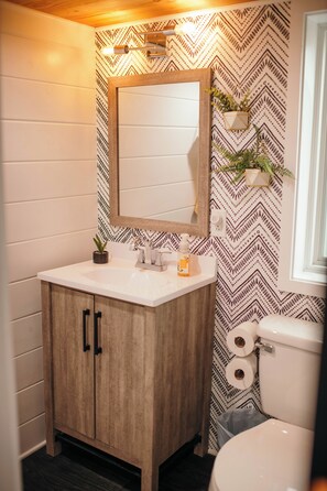 Bathroom - Tranquil 2-bedroom cabin in cool Boaz with AC (Boaz)