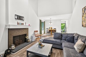 Smart TV, fireplace, DVD player, books - NC State + North Hills + Duke Raleigh + RDU + Firepit + Cozy 2BR (Raleigh)