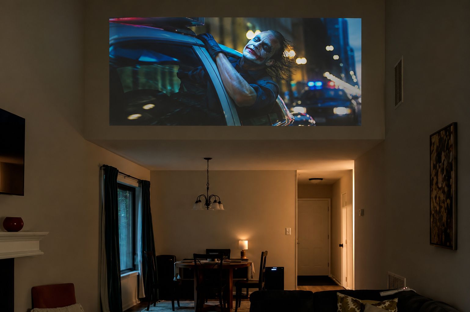 Uma sala de estar com televisão de tela plana na parede, uma área de jantar com mesa e cadeiras, e um corredor que dá para outro cômodo.
