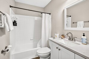 Shower, hair dryer, towels, soap - NC State + North Hills + Duke Raleigh + RDU + Firepit + Cozy 2BR (Raleigh)