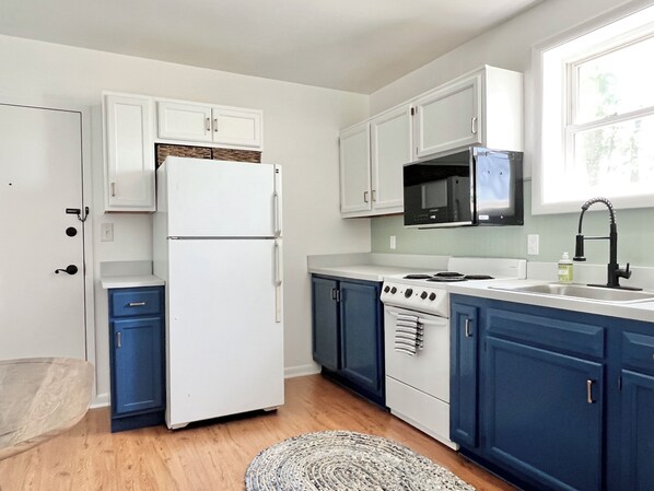 Private kitchen - Waterfront 1BR + Private Pier Tiki Lee’s Tournament Stay (Sparrows Point)