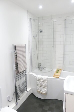 Unclassified image, 5 of 38, button - 3-Bed Penthouse with Balcony and Parking (Royal Tunbridge Wells)