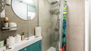 Bathroom - Comfortable 3BR Townhouse for 6 (London)