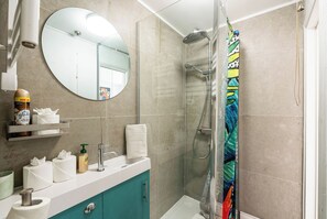 Bathroom - Comfortable 3BR Townhouse for 6 (London)