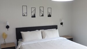 Room - Charming 3-bedroom house in serene Athol! 5 Min to Silverwood. Firepit (Athol)