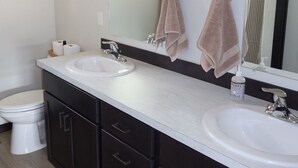 Bathroom - Charming 3-bedroom house in serene Athol! 5 Min to Silverwood. Firepit (Athol)