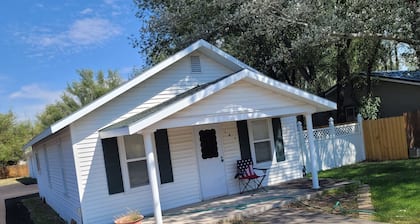 White 2-bedroom house in perfect Mountain View location