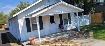 White 2-bedroom house in perfect Mountain View location