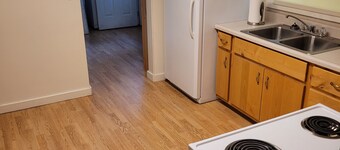 White 2-bedroom house in perfect Mountain View location