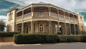 Edifício histórico com varanda, identificado como Argyle Hotel.
