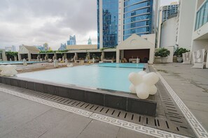 Pool - Elegant and Modern 1BR with Balcony in Yoo Panama (Panamá)