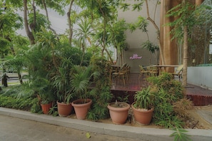 A garden area with potted plants and outdoor seating. - Elegant and Modern 1BR with Balcony in Yoo Panama (Panamá)