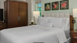 Tabla de planchar con plancha, wifi, ropa de cama